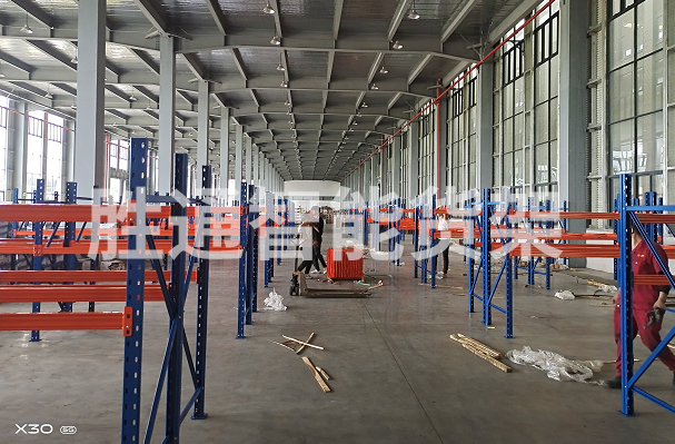 杭州冠英汽車零部件有限公司100多組重型橫梁貨架安裝進(jìn)行中