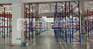 能滿足 5560 個貨位的重型貨架，在嘉興箱包廠大放異彩