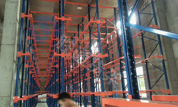 德遠(yuǎn)化工貫通貨架安裝.jpg 德遠(yuǎn)化工貫通貨架安裝.jpg