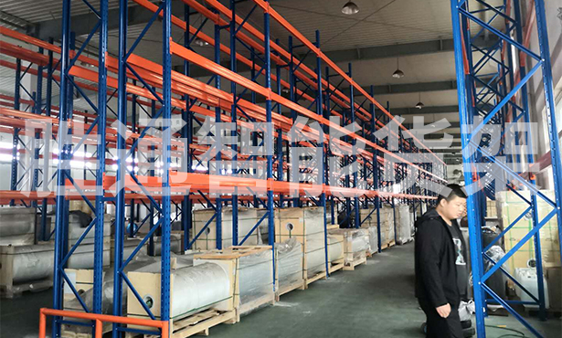 萬寶龍膠粘制品重型橫梁貨架安裝.jpg 萬寶龍膠粘制品重型橫梁貨架安裝.jpg