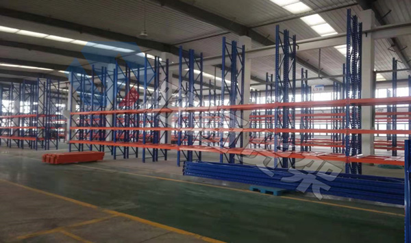 勝通貨架出產(chǎn)的重型橫梁貨架