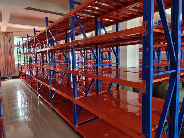 好中型貨架，勝通造：恭喜杭州實(shí)興服飾中型貨架項(xiàng)目圓滿成功！