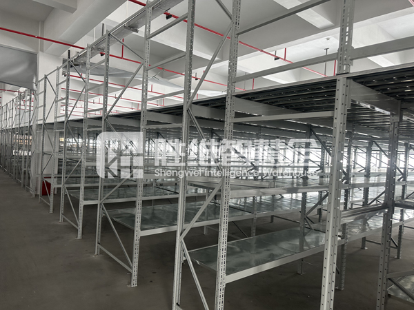 閣樓貨架600.jpg 閣樓貨架600.jpg